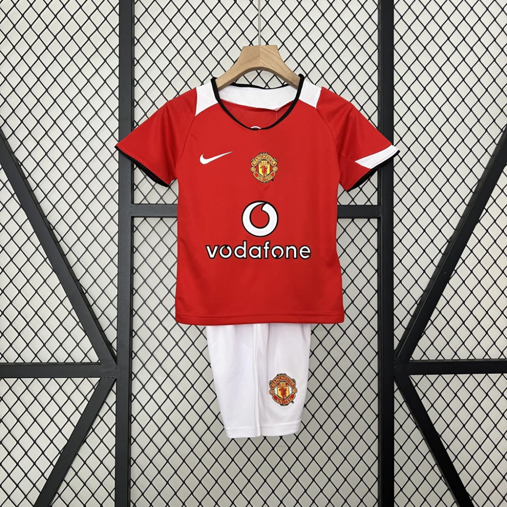 Kit Infantil Retrô Manchester United I - Nike 04/06