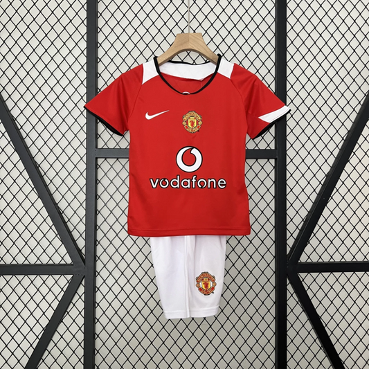 Kit Infantil Retrô Manchester United I - Nike 04/06